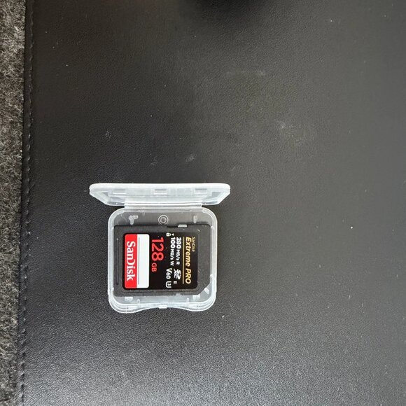 Fujifilm X100VI Black Camera used once, 100 shutters ,+ SD Card and extra strap - Picture 3 of 11